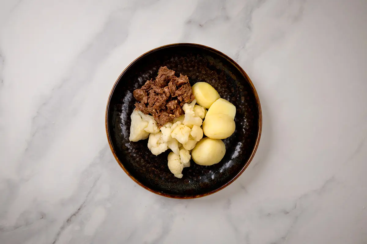 Aardappelen met bloemkool en draadjesvlees