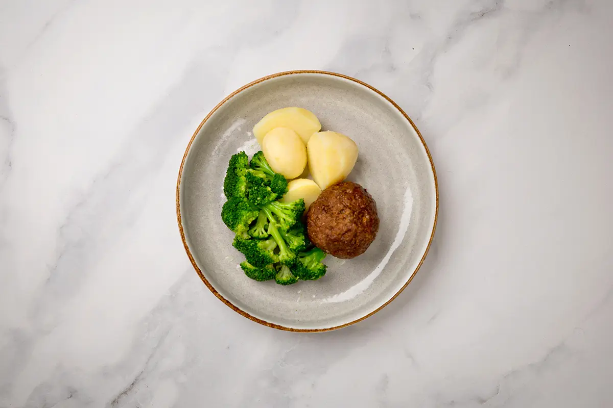 Aardappelen met broccoli en gehaktbal