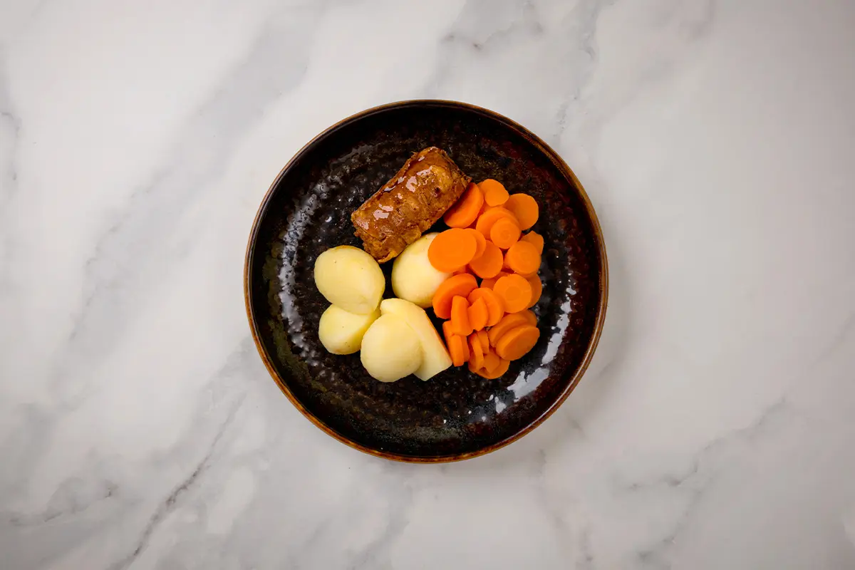 Aardappelen met wortels en slavink