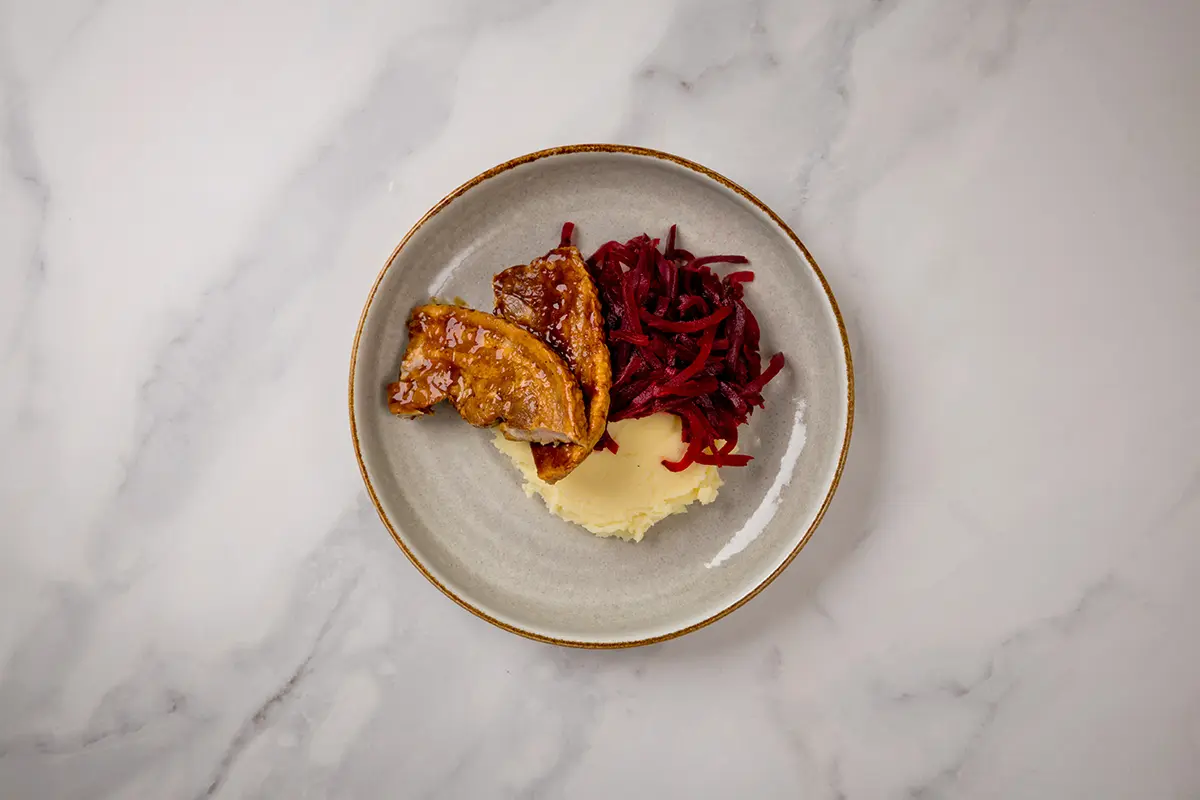 Aardappelpuree met rode bieten en speklap