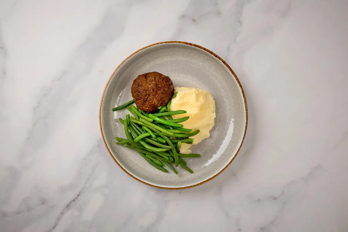 Aardappelpuree met sperziebonen en gehaktbal