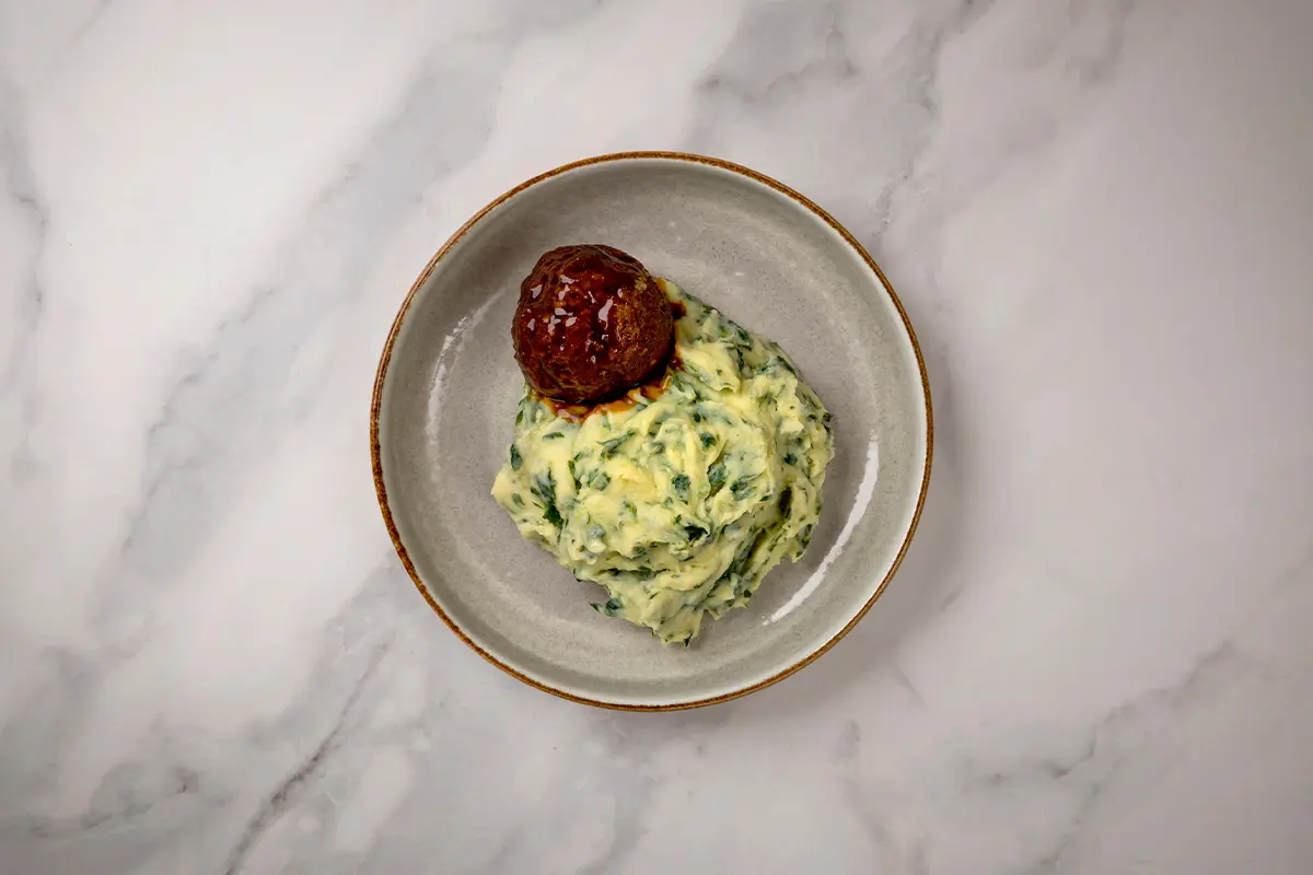 Stamppot spinazie met gehaktbal